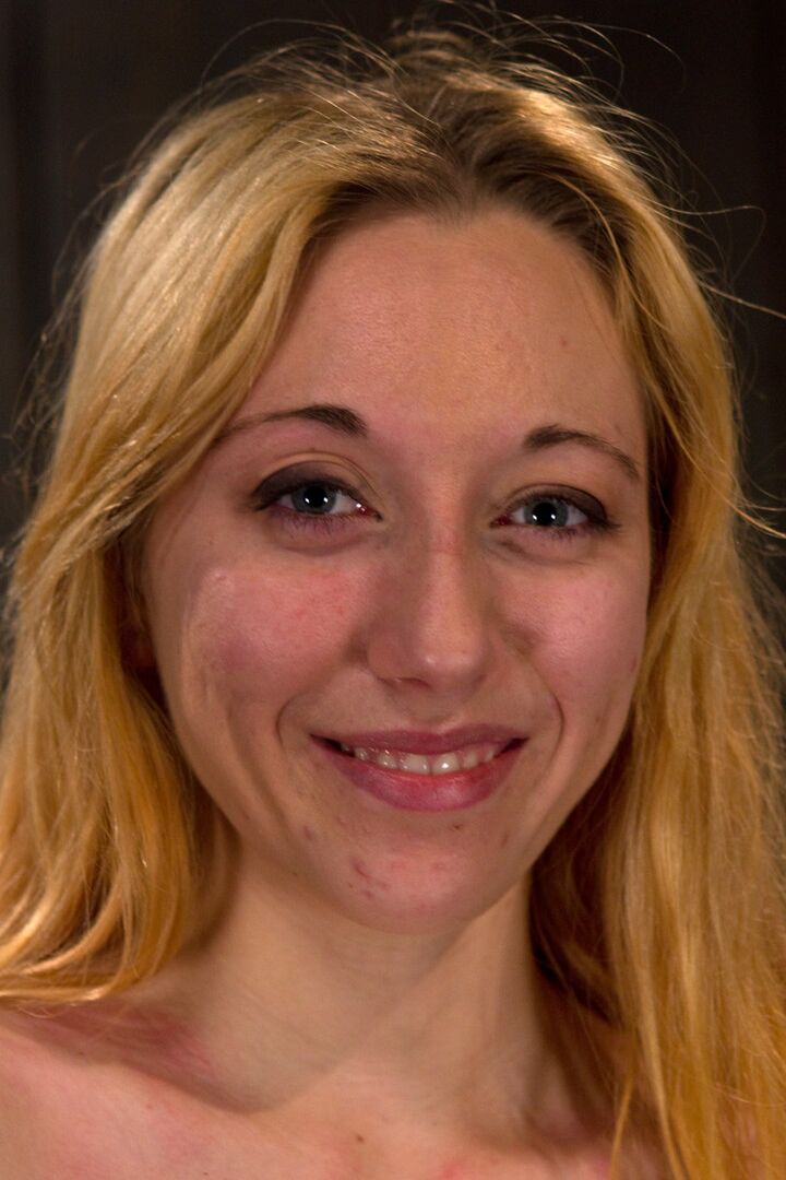 21P La rubia con los ojos vendados Emma Haize es follada por un consolador mecánico en bondage