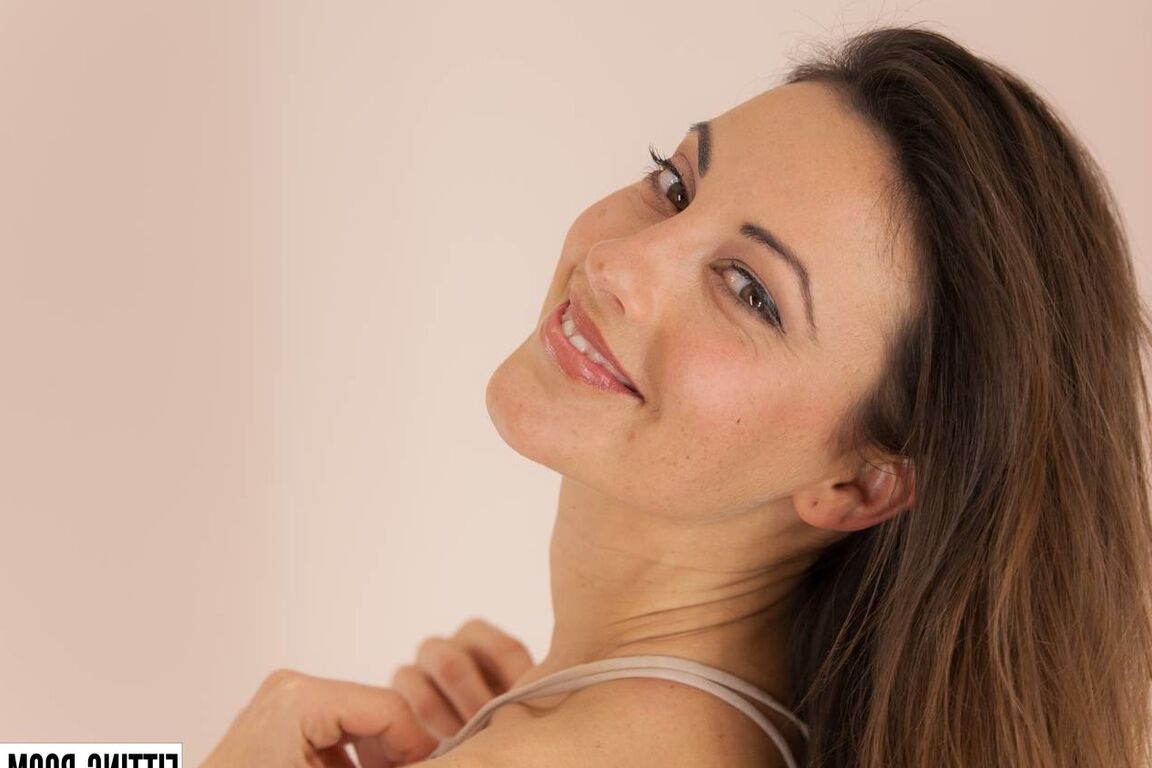 11P Boneca amadora magrinha tira sua lingerie sexy e brinca com sua vulva no sofá