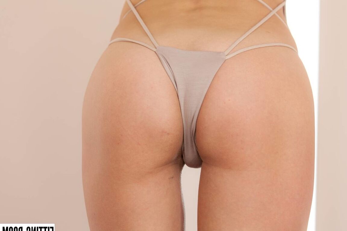 11P Boneca amadora magrinha tira sua lingerie sexy e brinca com sua vulva no sofá
