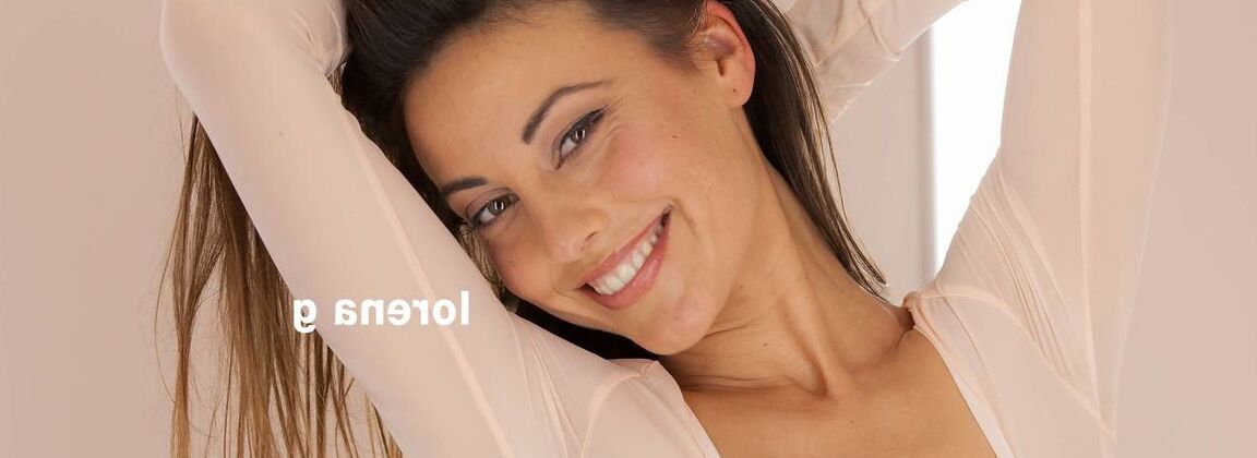 11P Boneca amadora magrinha tira sua lingerie sexy e brinca com sua vulva no sofá