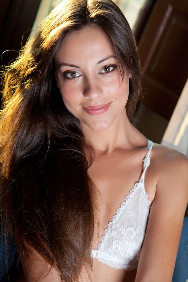 18P Leggy morena gata Lorena B espalhando buceta adolescente peluda após a remoção da calcinha