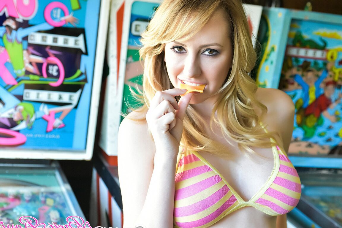 15P マッチしたビキニを着たホット・ブレット・ロッシ