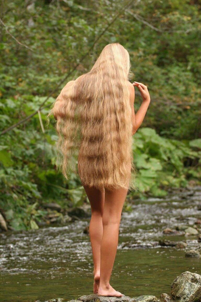 21P Junges Babe mit bezauberndem Arsch Marin posiert nackt tief im Wald