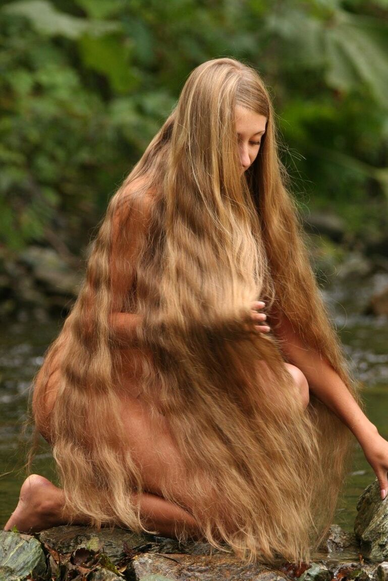 21P Junges Babe mit bezauberndem Arsch Marin posiert nackt tief im Wald