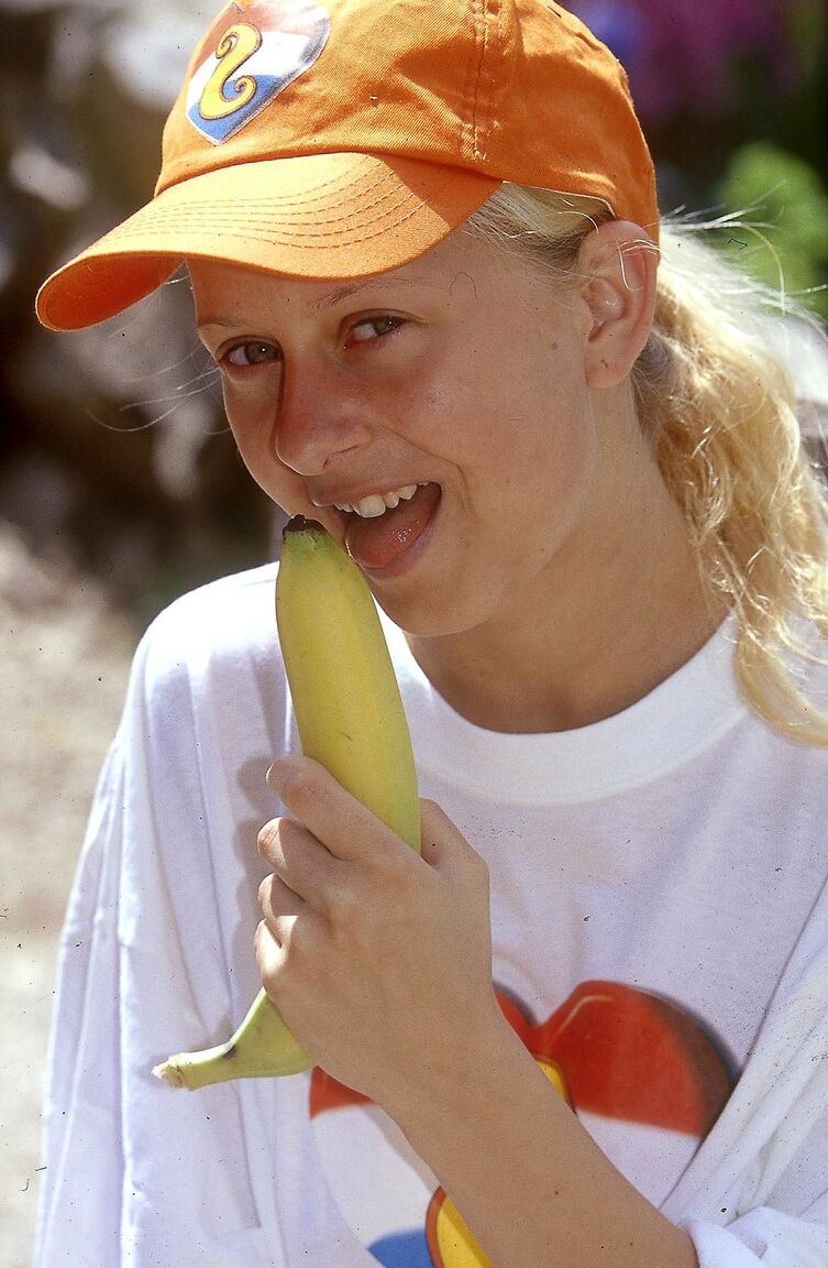 20P Stephanie A, une jeune aux gros seins vigoureux, se baise avec une banane en extérieur