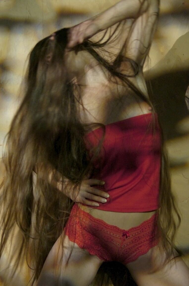 15P Solo model Enigma sports really long hair while getting naked in poor light