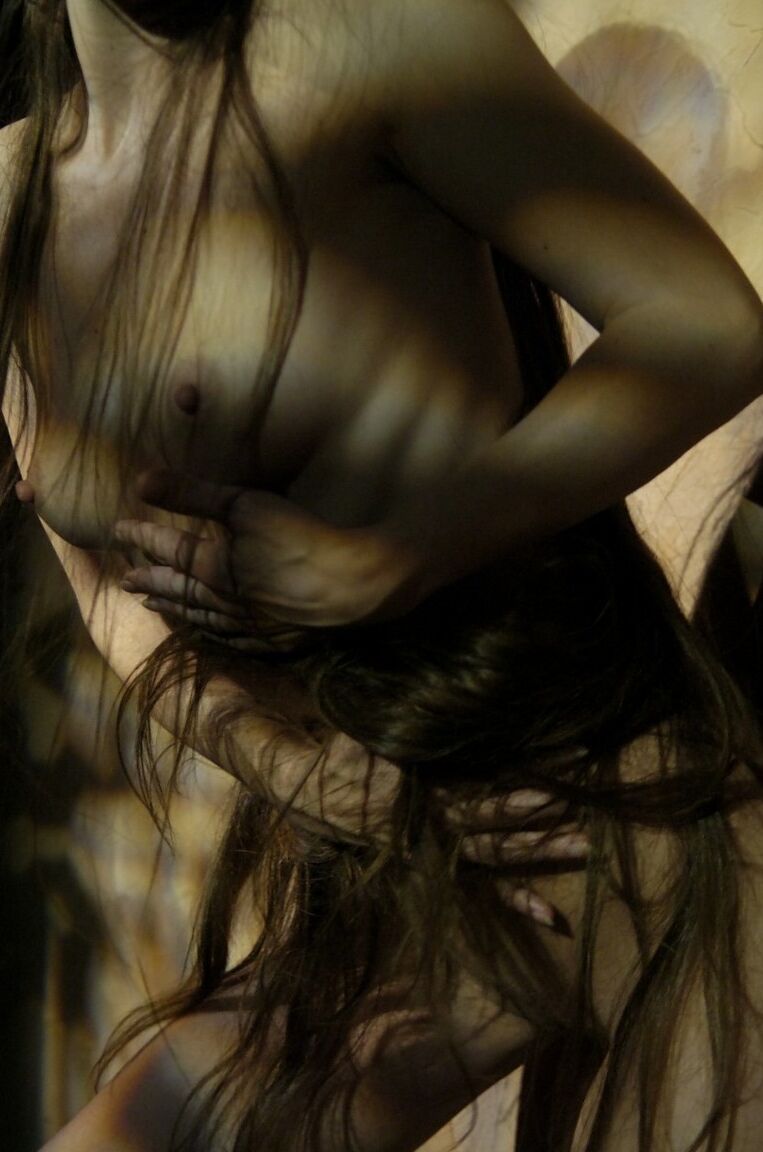 15P Solo model Enigma sports really long hair while getting naked in poor light