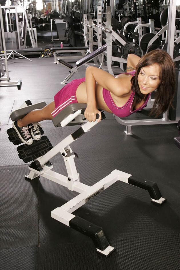 18P La joven morena caliente Brittany Blew posando en el gimnasio durante el entrenamiento