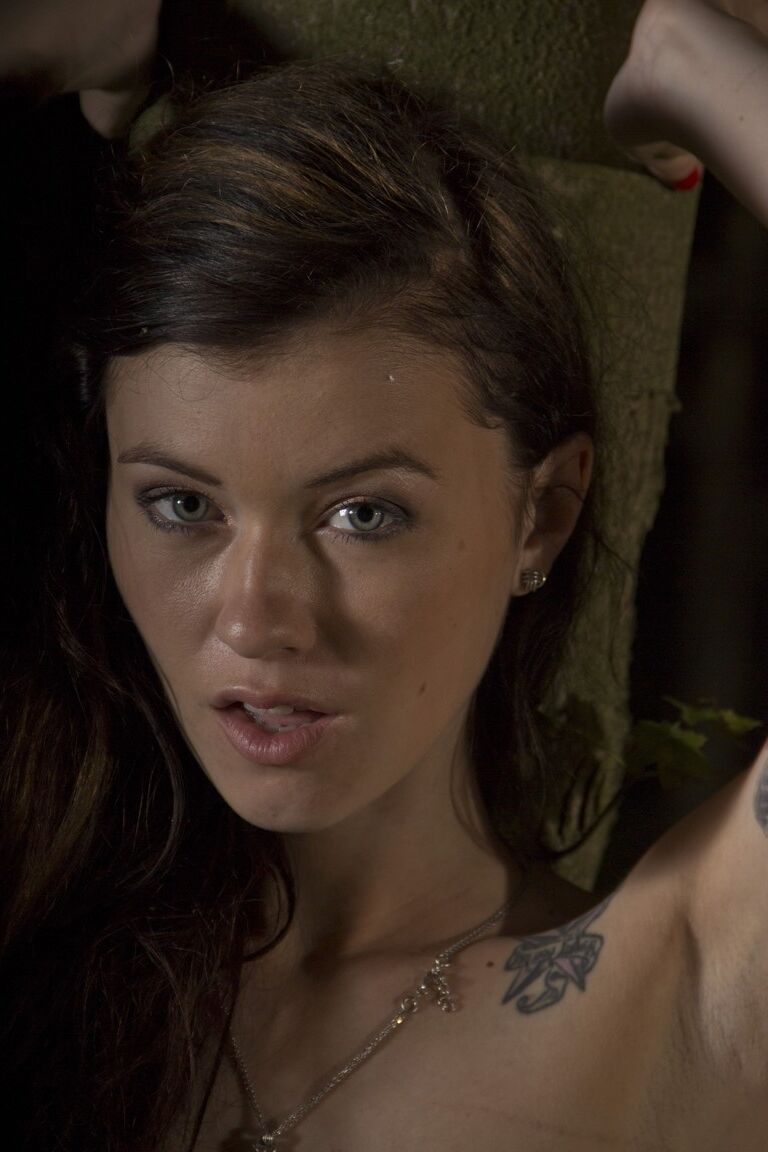 21P Ganz natürliches polnisches Babe Misha Cross zieht sich aus