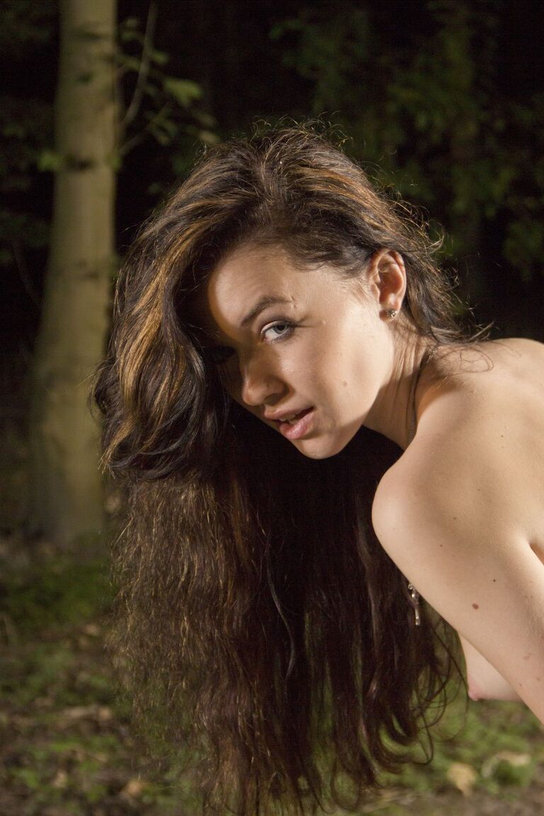 21P Ganz natürliches polnisches Babe Misha Cross zieht sich aus