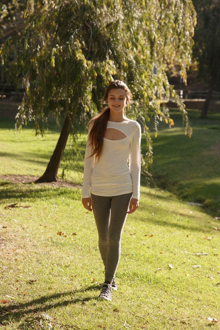 12P La joven morena Alex Mae expone su bonito culo en el parque con zapatillas de lona