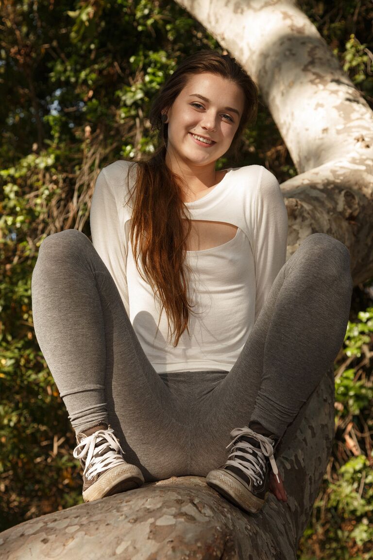 12P La joven morena Alex Mae expone su bonito culo en el parque con zapatillas de lona