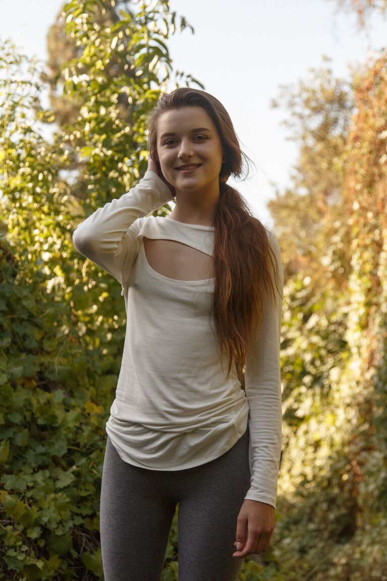 12P La joven morena Alex Mae expone su bonito culo en el parque con zapatillas de lona