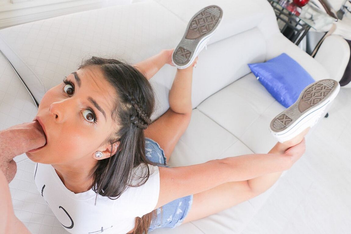 20P A linda adolescente Katya Rodriguez faz garganta profunda totalmente vestida