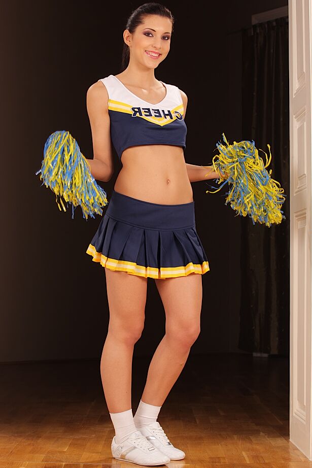 21P La belle pom-pom girl Anne se déshabille entièrement