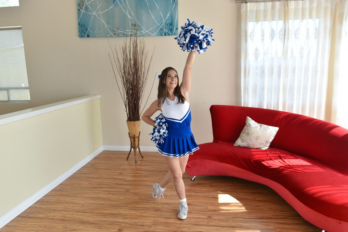 La pom-pom girl Foxy de 17P, Cassidy Klein, remonte sa robe pour dévoiler sa palourde touffue.