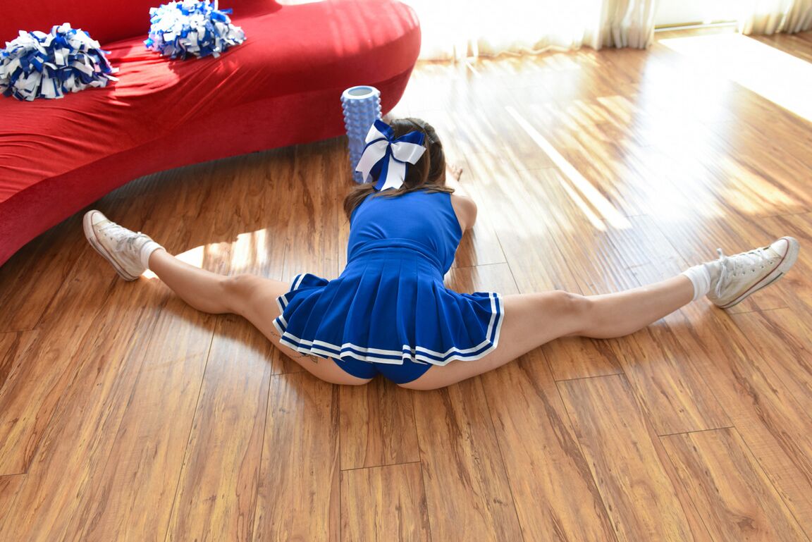 La pom-pom girl Foxy de 17P, Cassidy Klein, remonte sa robe pour dévoiler sa palourde touffue.