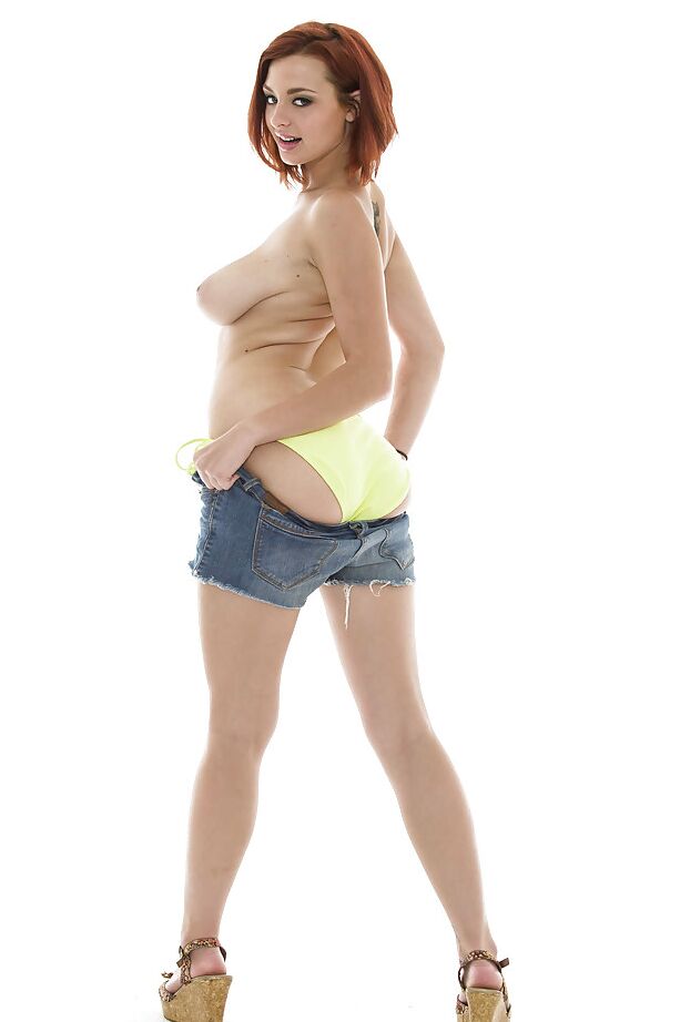 16P Foxy rousse en short Daisy Duck découvrant ses courbes tentantes