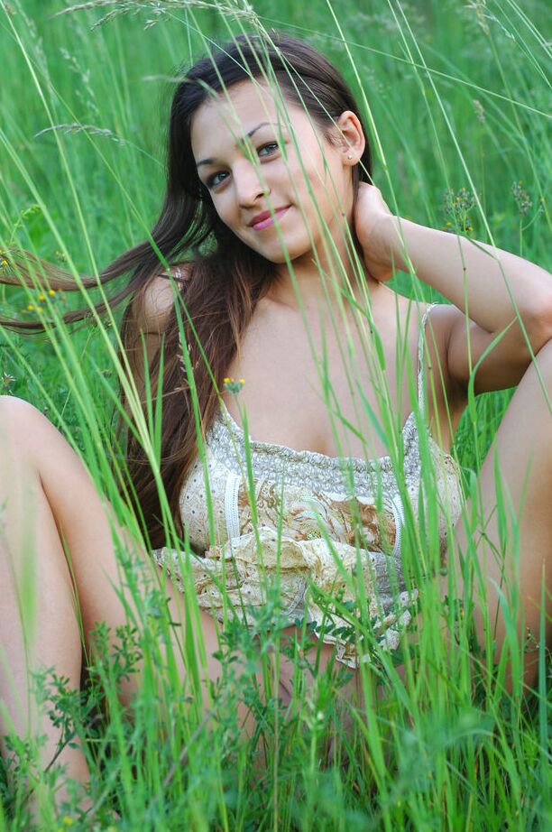 18P modèle glamour européen Sofi A révélant des seins parfaits dans un champ de campagne