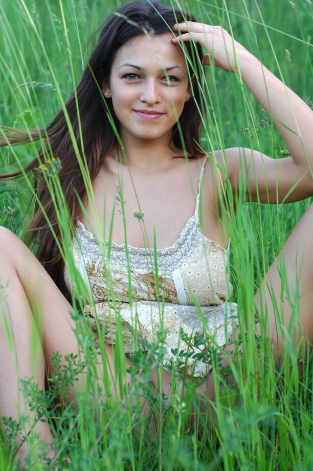 18P modèle glamour européen Sofi A révélant des seins parfaits dans un champ de campagne