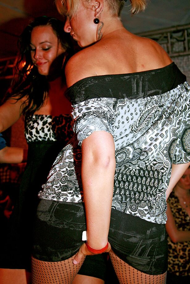 16P Amateurs torrides deviennent coquins et se prennent des bites bien raides lors d'une soirée sexe