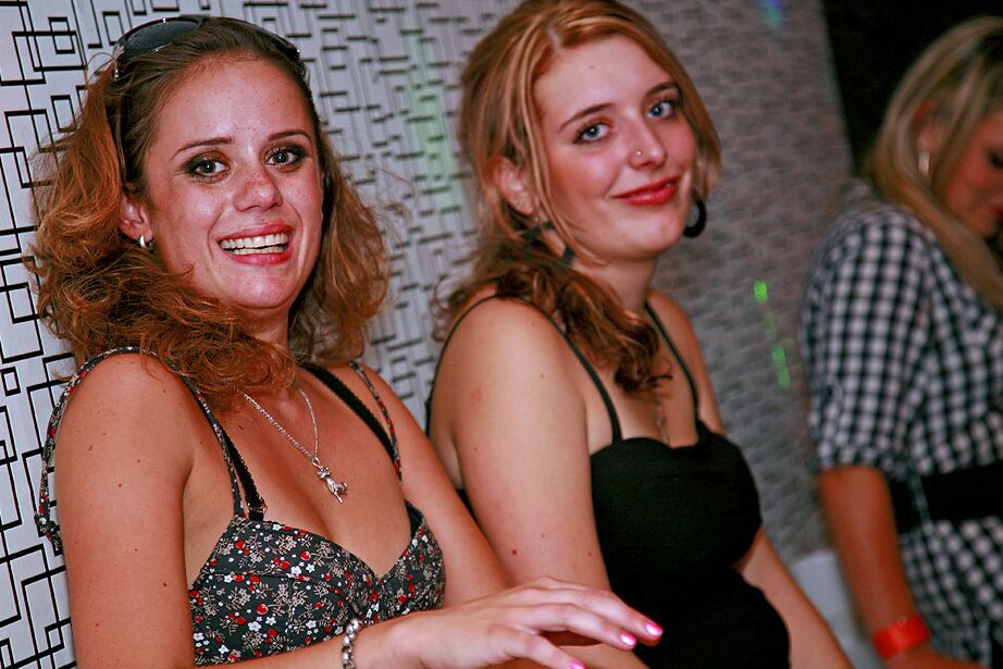 16P Amateurs torrides deviennent coquins et se prennent des bites bien raides lors d'une soirée sexe