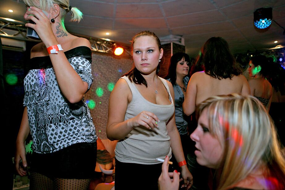 16P Amateurs torrides deviennent coquins et se prennent des bites bien raides lors d'une soirée sexe