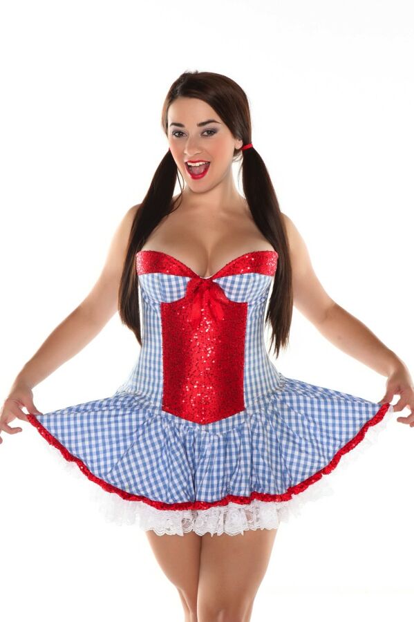 15P A morena Taylor Vixen libera seus peitos grandes e buceta do traje da Branca de Neve