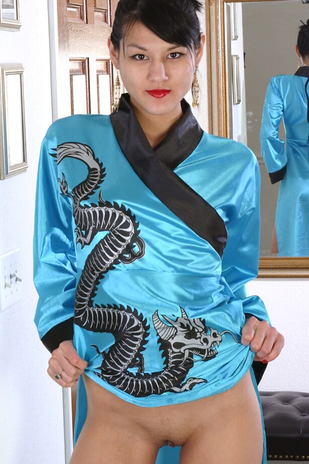 16P Amateur-Asiatin im Kimono spreizt ihre frisch rasierte Muschi