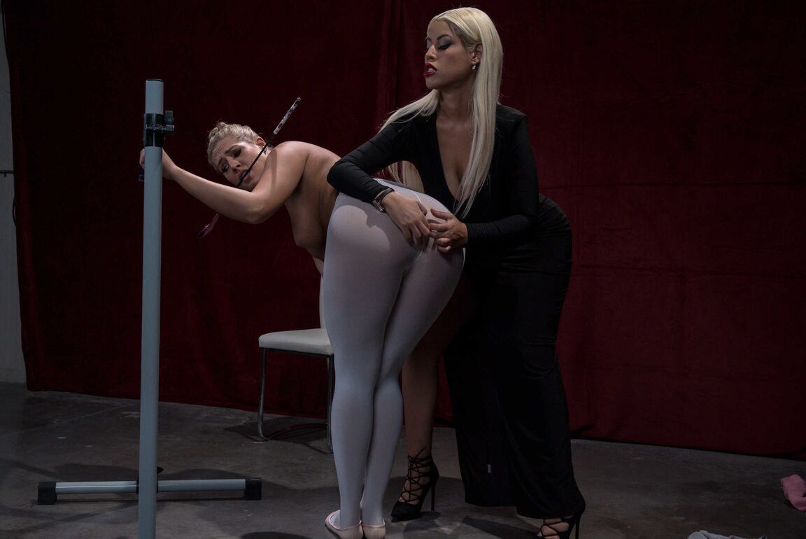 21P La caliente y mala Bridgette B, Val Dodds