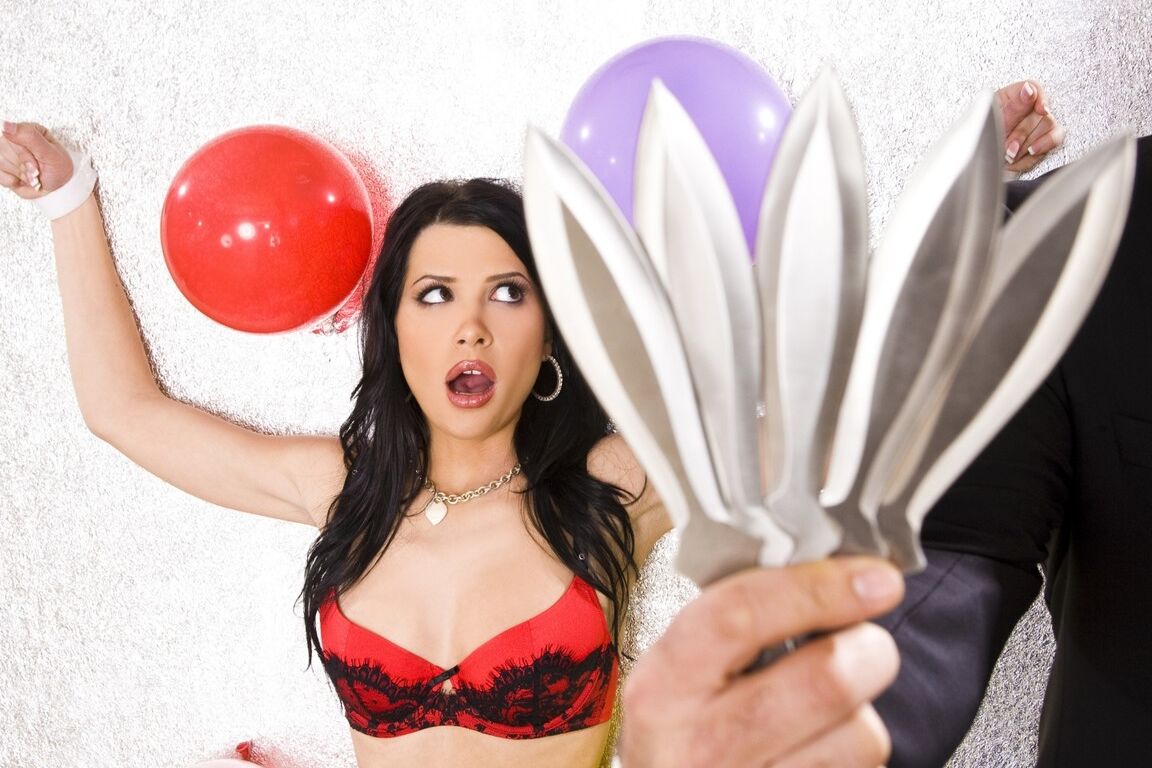 21P La MILF sexy aux petits seins Rebeca Linares prend une bite bien dure entre ses jambes