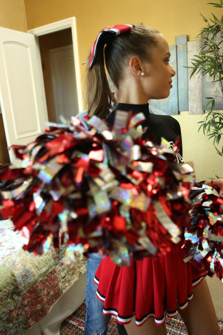 21P Die schlanke Cheerleaderin Liza Rowe wird von einem älteren Kerl verführt und gebumst
