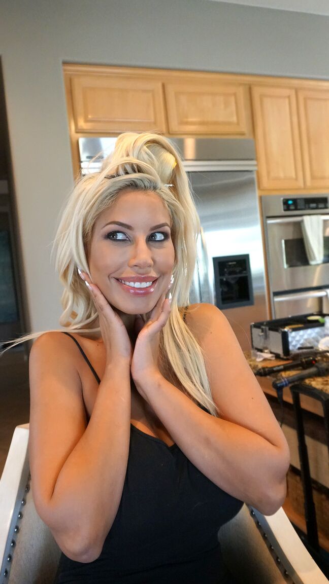 19P maravilla americana en lencería bridgette b mostrando sus maravillosas tetas