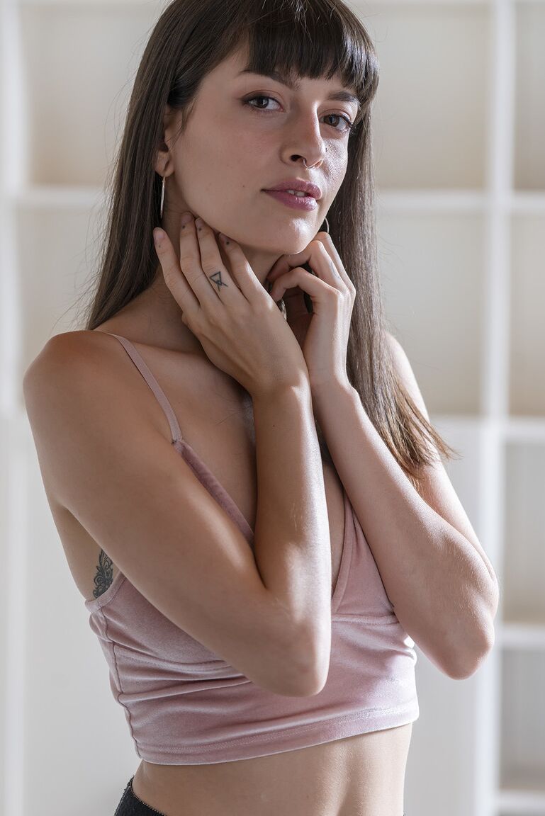 21P La sensacional española Caomei Bala hace alarde de sus tetas naturales y sus largas piernas