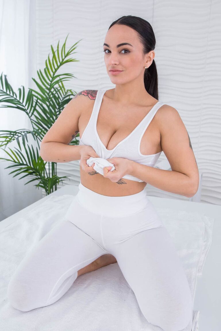 21P Massagista latina Claudia Bavel presenteia seu cliente negro com uma sessão de sexo quente