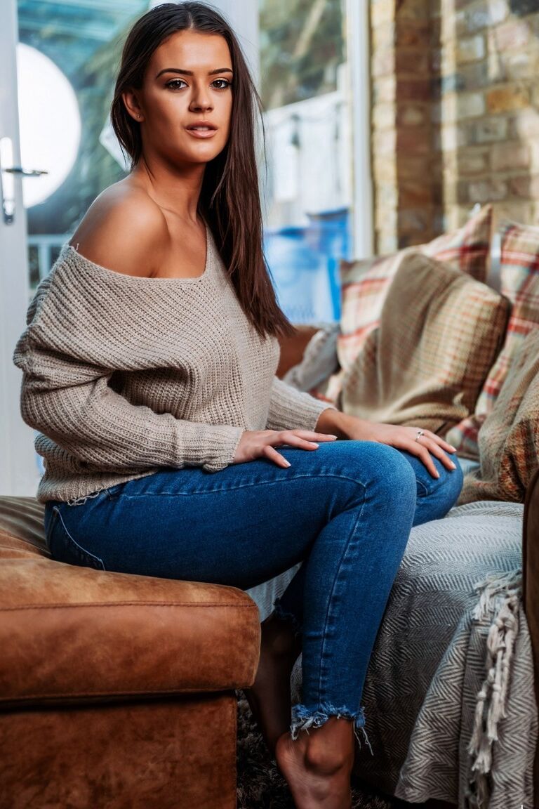 12P イギリスのティーン、ブルック・ライトが服を脱ぎながらセーターから素敵なおっぱいを解放する