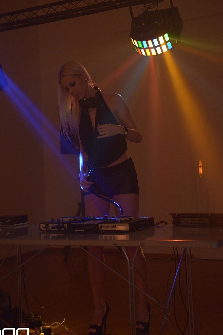 21P La DJ blonde Lynna Nilsson se déshabille