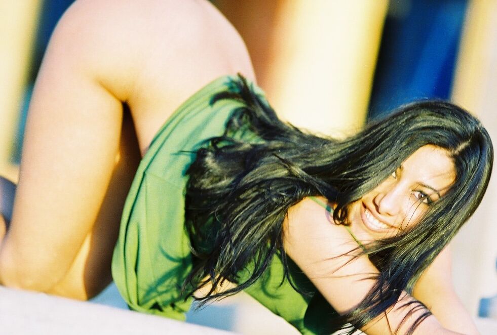 21P Amadora Isabella tira o vestido verde e mostra a buceta em público
