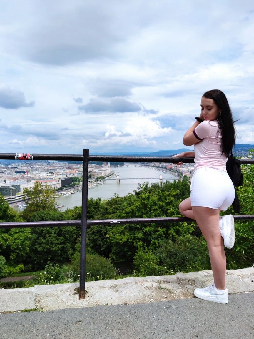 21P A atraente adolescente espanhola Zoe Doll monta um pau monstruoso até ejacular