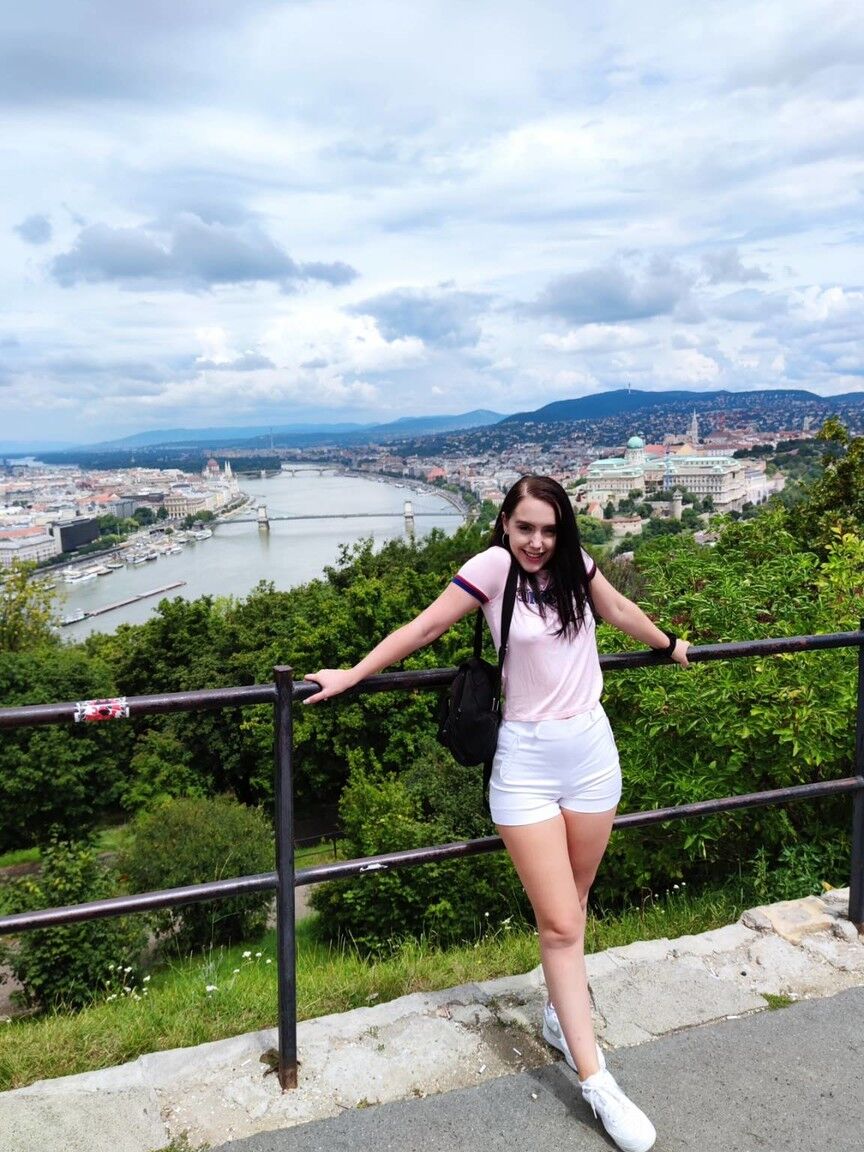21P A atraente adolescente espanhola Zoe Doll monta um pau monstruoso até ejacular