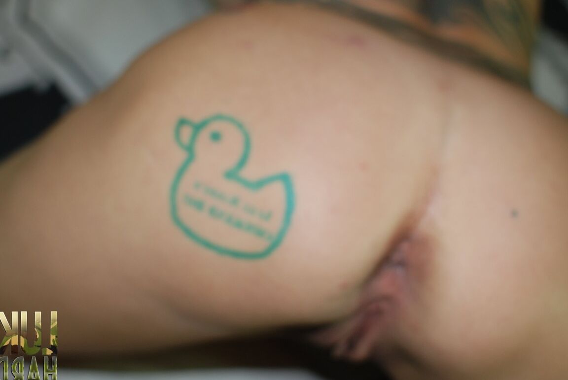 Die 21P Inked reife Gina Snake präsentiert ihre falschen Titten und ihr leckeres Liebesloch
