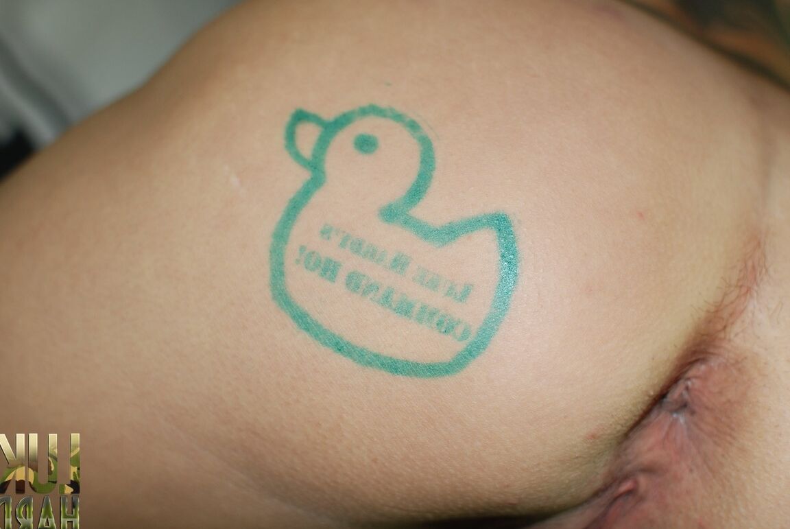 Die 21P Inked reife Gina Snake präsentiert ihre falschen Titten und ihr leckeres Liebesloch