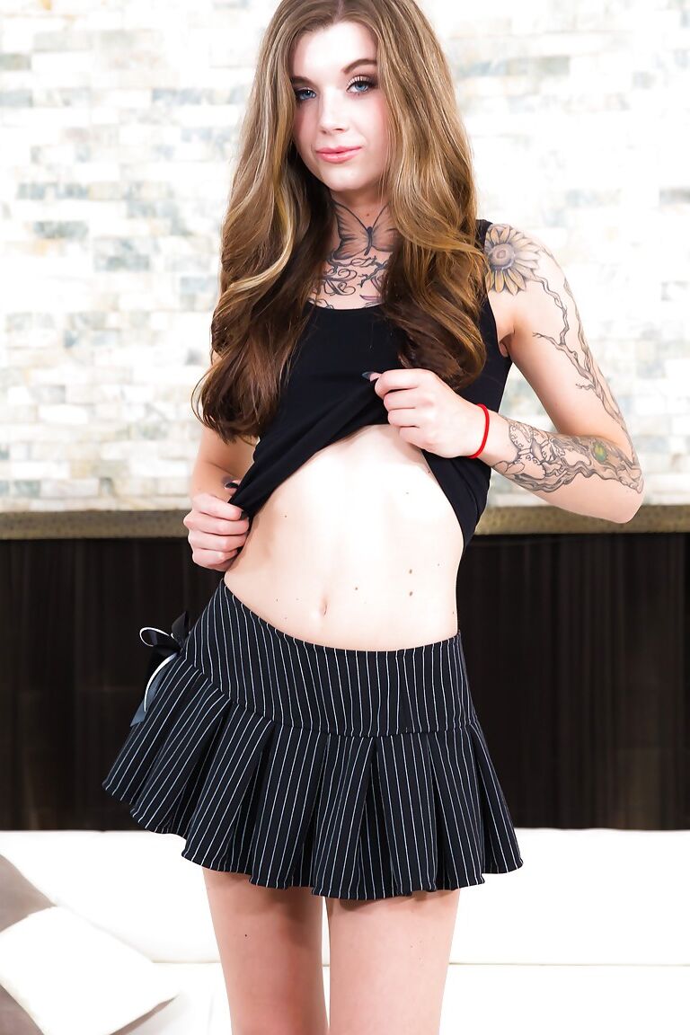 15P Adriana Angel Tatuada en falda