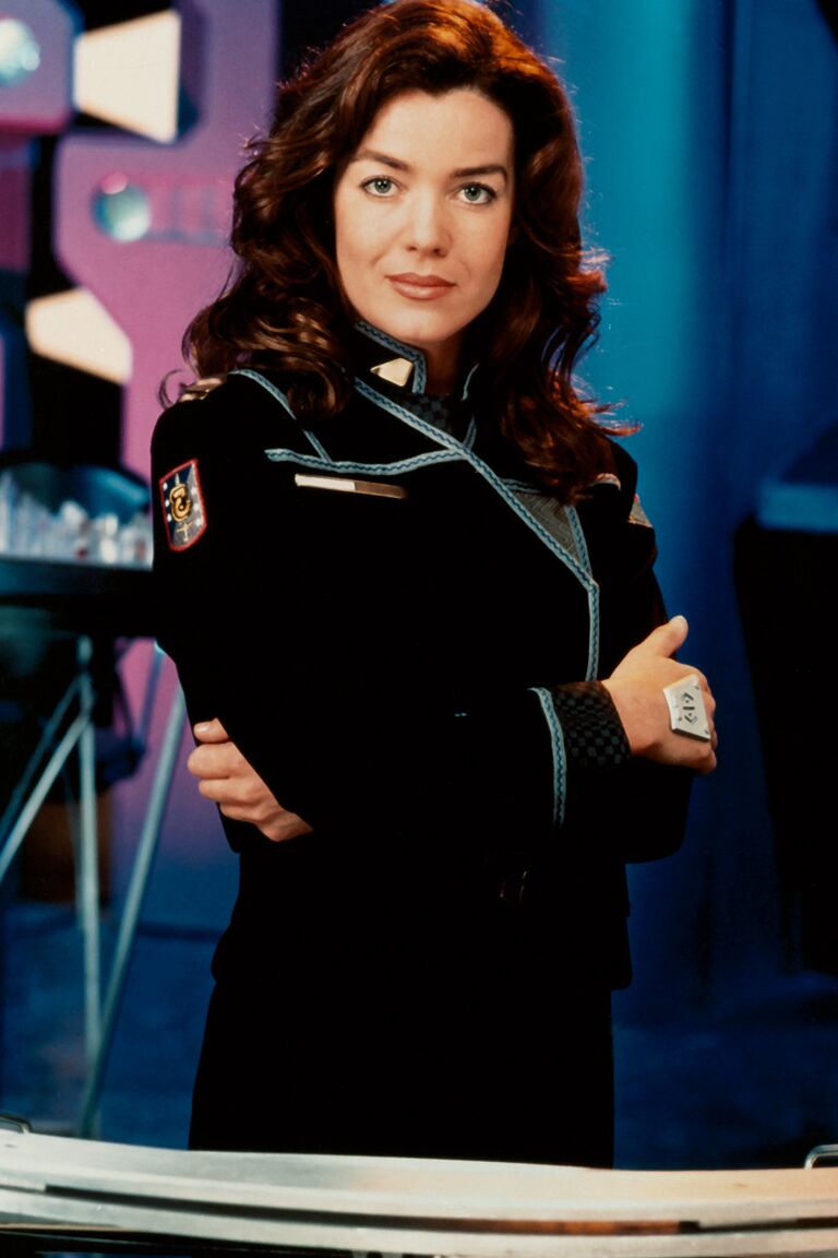 Das 11P Hot Playboy-Model Claudia Christian entblößt ihren tollen Körper in sexy Outfits