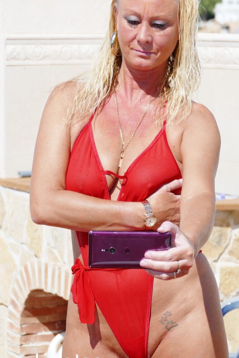 15P A loira madura Natalie K tira selfies de seus peitos e buracos enquanto toma sol