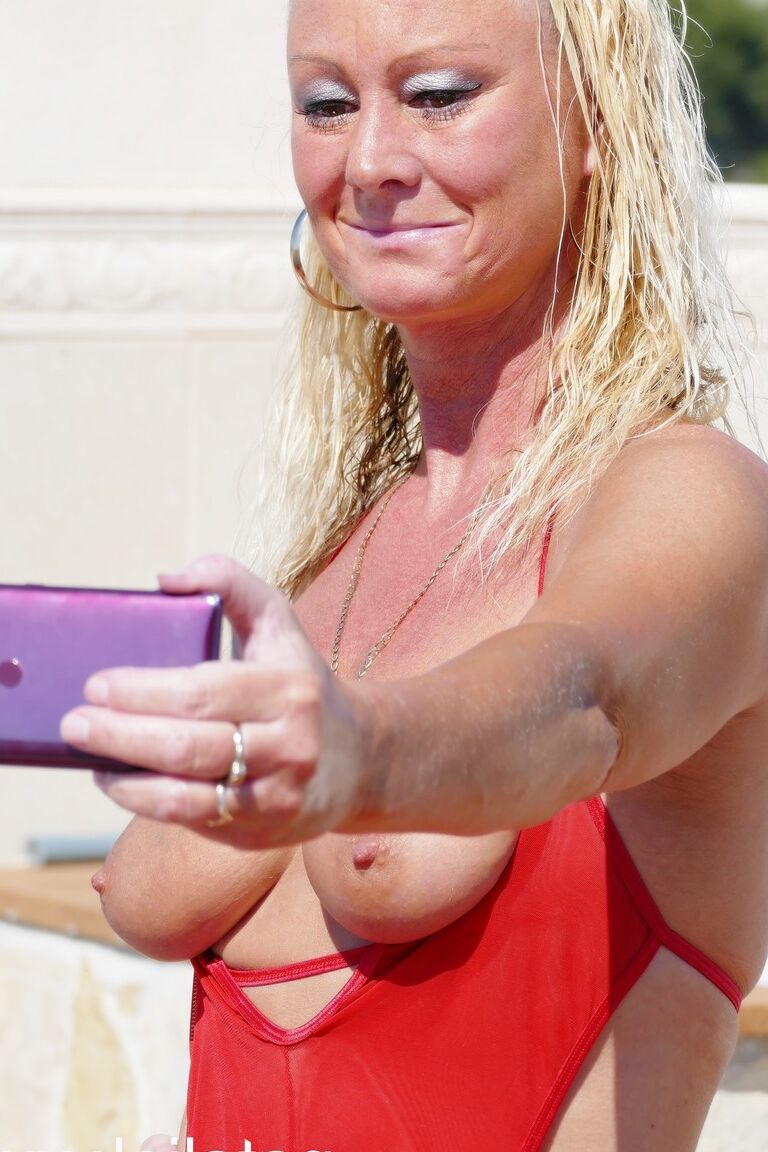 15P A loira madura Natalie K tira selfies de seus peitos e buracos enquanto toma sol