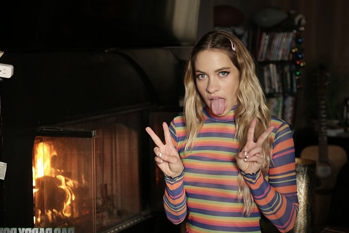 15P A deliciosa adolescente americana Khloe Kapri posa de calcinha rosa perto da lareira