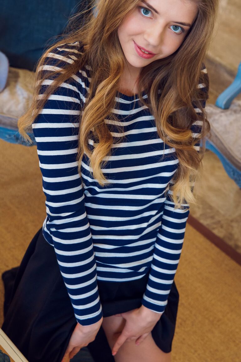 17P La dulce jovencita Kay J se quita su atuendo inspirado en París para posar desnuda