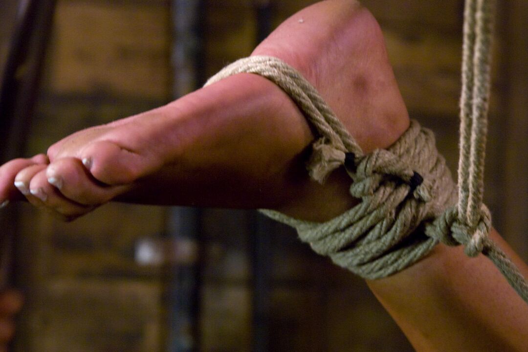 21P La MILF Bridgette B se fait jouer alors qu'elle est suspendue au plafond dans un bondage par corde.