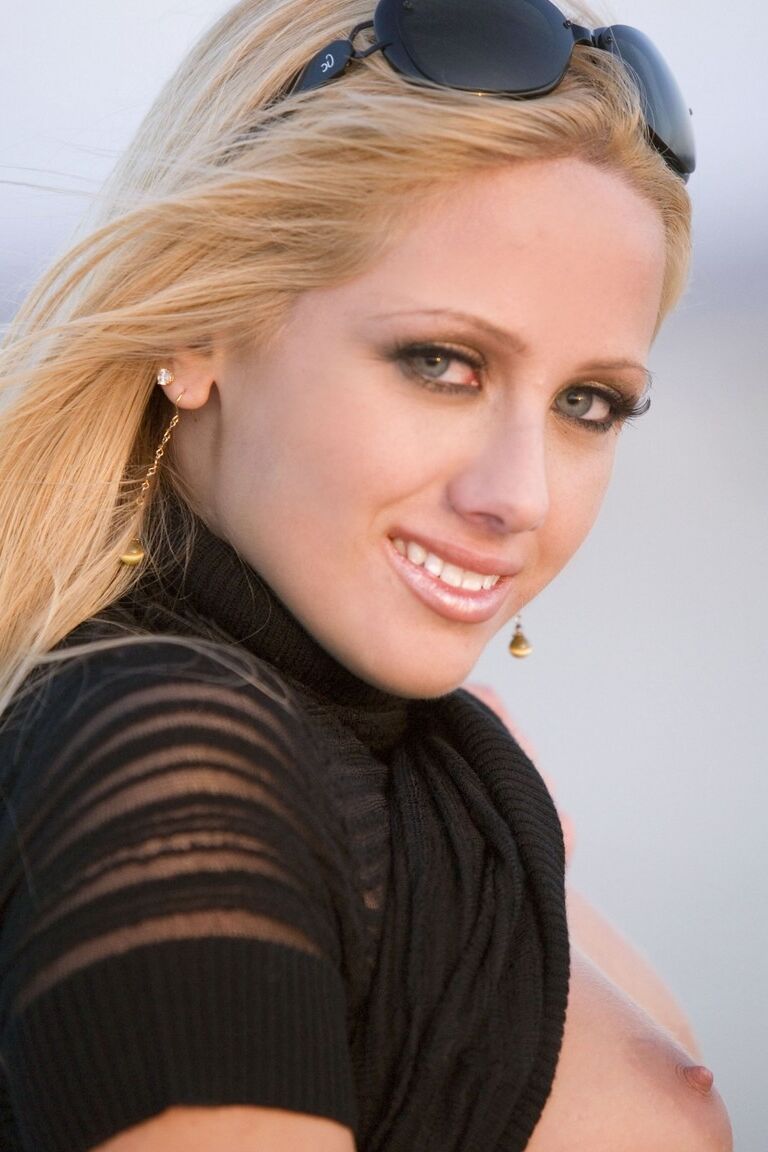21P La blonde Nikki Portanova exhibe son cul chaud et ses petits seins en plein air.